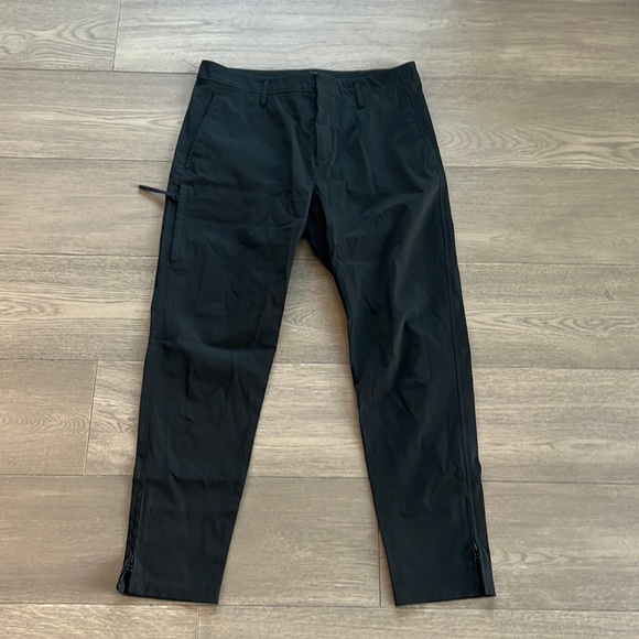 Mens black cargo pant featuring zipper detail size 31 - Picture 1 of 5